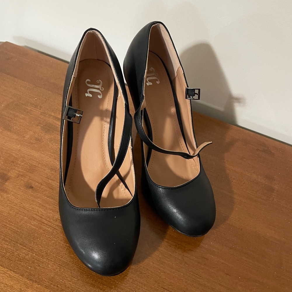 Juicy couture, leather black heels